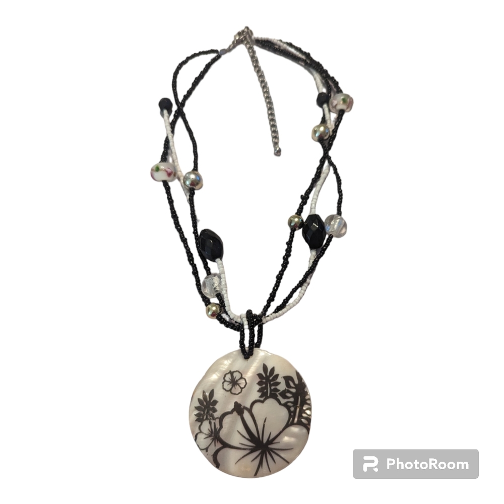 VTG Hawaiian Painted Flowers Shell Pendant 3 Strand Black White Beaded Necklace